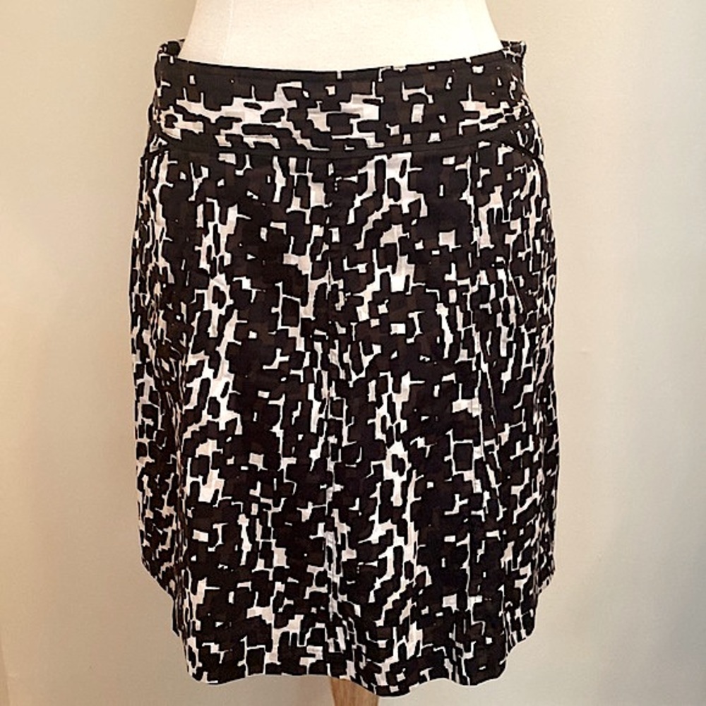 Ann Taylor Petite Black Cream Geometric Print SZ 10P Office Chic Casual Skirt